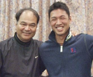 岩永監督（左）と笑顔の新堀投手