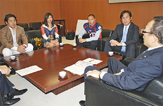 報告に訪れた（左から）石井代表、チアの岩崎真澄さん、東松瑛介主将、須永ヘッドコーチ