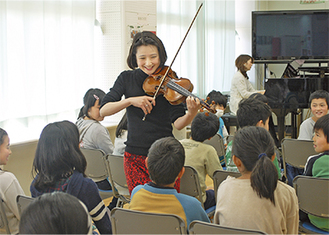 生演奏を披露し、大きな拍手を浴びたバイオリニストの早稲田桜子さん