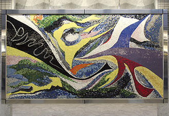 現代美術画家・岡本太郎氏制作の壁画「初恋」＝２月29日、相模女子大学グリーンホール大ホールロビーで撮影