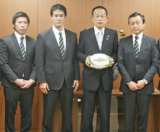 加山市長と御子神部長（右）、佐藤監督（中央左）、西舘健太キャプテン（左）