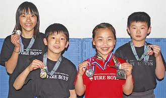 メダルを手に笑顔を見せる（右から）藤森さん、澤木さん、黒田悠希さん、望丘さん