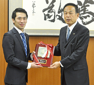 加山市長から坂井選手（左）へ称讃の盾が贈られた＝６日、相模原市役所