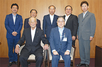 石阪市長と議員連盟のメンバー＝12日、町田市役所