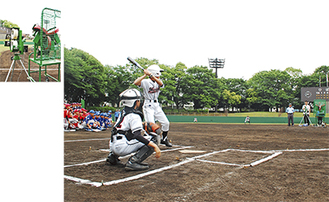 打席に立つ伊藤君と見守る野球少年・少女たち＝５月28日、ひばり球場寄贈された２台のピッチングマシン。「寄贈　菅野智之」とのネーム入り（左）