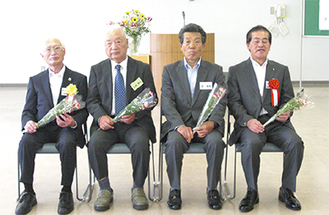 最優秀賞を受賞した澤さん（中央右）と山根さん（同左）