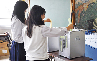 模擬投票に臨む生徒たち＝１日、県立相模原高校