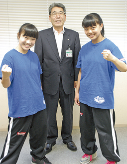 岡本教育長（中央）を挟んで笑顔でポーズする普光江さん（左）と茂木さん