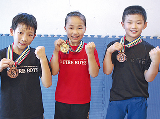 メダルを手にした（右から）藤森くん、澤木さん、黒田くん