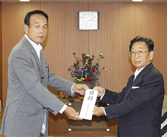 加山市長に目録を贈呈する田所会長（右）