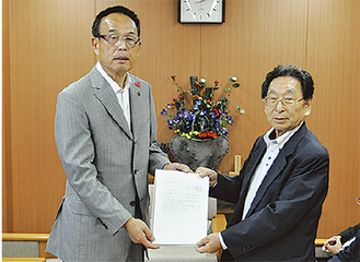 要望書を手にする田所会長（右）と加山市長
