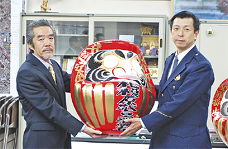 だるまを贈呈した川田勝啓同組合副理事長（左）と和智署長