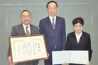 12月22日、加山俊夫市長に環境大臣賞受賞の報告を行った渋谷社長（左）と小野代表（右）