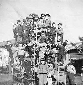 写真集に収められた星が丘小の子ども達の写真（1952年当時）