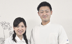 （下）鍼灸マッサージ師の井上健太郎さん（右）とドクターネイルの糠信千代子さん