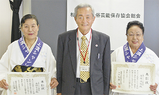 加藤明会長と受賞した中村さん（左）と渡辺さん