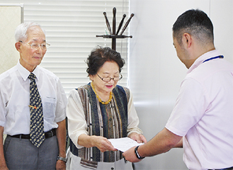 要望書を県の職員に提出する宮崎、太田共同代表