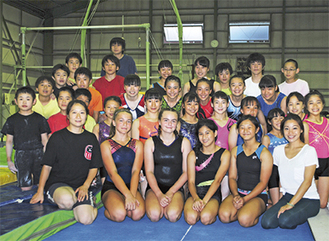 シンガポールの女子学生（前列）とジョイスポーツの子どもたち
