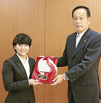 加山市長（右）から称讃の楯を受け取る渡名喜さん＝10月31日