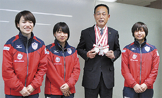 加山市長を囲んで（右から）吉見選手、小林選手、石田選手