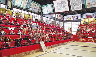 およそ３００体のひな人形が飾られている展示会場＝相模田名民家資料館