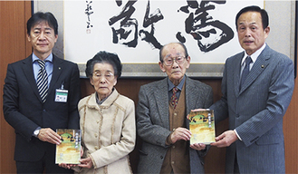 寄贈式に出席した（左から）野村教育長、涌田久子さん、涌田佑さん、加山市長