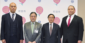 石坂市長（左から２番目）のもとを訪れた式秀親方（左）、平本会長（右中）、小野川親方（右）