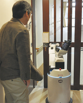 今年2月に市内介護施設で行われた生活支援ロボットの実証実験の様子