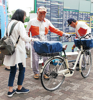 市民の自転車の安全点検を行うメンバー