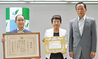 （左から）表彰状を持つ海野理事、盾を持つ高橋理事長、加山市長