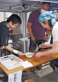メンバーとともにラーメンを作る浅沼さん（左）
