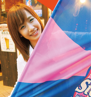 ノジマの応援旗を手に笑顔のＰｏｐＬｉｐ山内志織さん