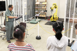 国民生活センターで実際に使用されている実験装置を見学した子どもたち＝市提供