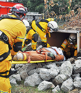 消防による救出訓練（写真は昨年）