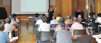 多くの参加者を前に講演する菅野さん＝10月17日、田名公民館