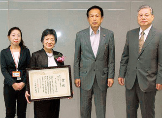 表彰状を持つ伊藤代表（中央左）