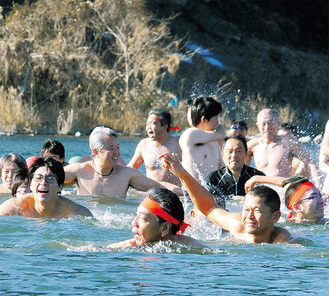 真冬の相模川を泳ぐ参加者（写真は過去）＝樋川さん提供