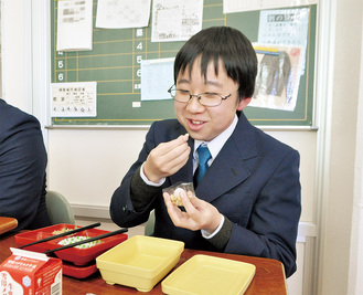市内産の大豆をおいしそうに食す生徒＝１日、弥栄中学校