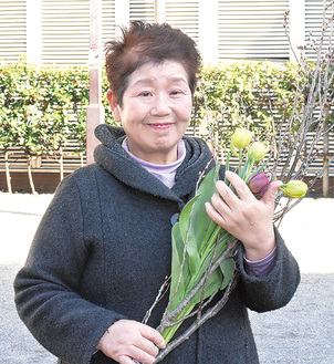 今週飾る予定の桜とチューリップを持つ田上さん＝８日