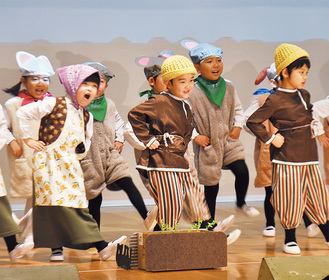「大きなカブ」の演目で踊りを披露する園児＝3日