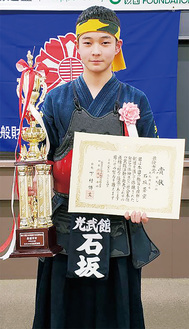 全国優勝を果たした石坂さん＝２月、東京都内（提供写真）