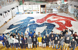 相模の大凧文化保存会のメンバーが書き上げた「令和」の大凧　＝4月7日、相模の大凧センター