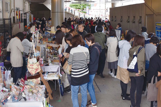 毎回好評で人であふれるマルシェ会場＝昨年