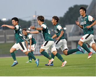 ＭＦ伊藤大介（左）のゴールで歓喜に沸くＳＣの選手