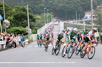 橋本方面から小倉橋を渡り、山間部へと入る選手たち＝21日、小倉橋西側で撮影