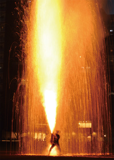 愛知県豊橋市が発祥という、人が抱え上げる吹き上げ式の「手筒花火」。持ち上げられた筒から大きな火柱が上がる様子＝３日、鹿沼公園野球場