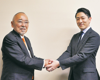 提携を結んだ祇園会長（左）と三ツ輪産業グループの尾日向竹信社長