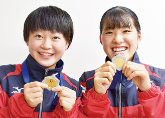 大会の優勝メダルを手に笑顔の西郡選手（左）、根府選手