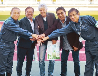 本村市長（左）と笑顔で手をつなぐピア監督（中央）ら＝11月1日 相模原ギオンスタジアム