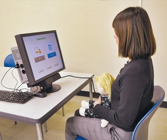 保護者の膝の上に座らせた状態で映像を流し、測定する視線計測装置